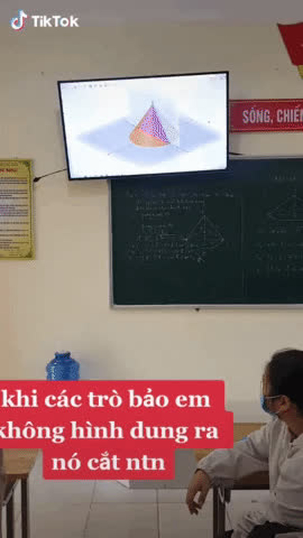 Vừa bước vào lớp nhìn lên máy chiếu, dân chuyên Toán nào cũng phải thốt lên: Giáo viên thật tâm lý! - Ảnh 1.