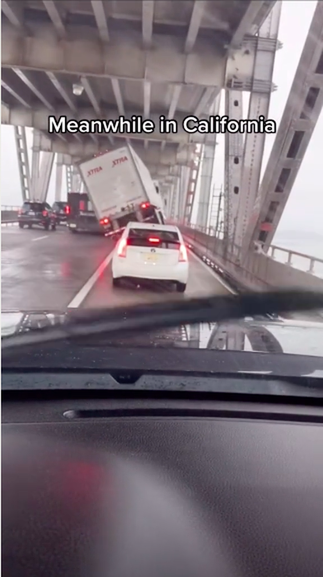 Xe đang chạy trên cầu bỗng phải dừng lại hết, xem tới cuối clip mà không tin nổi - Ảnh 2.