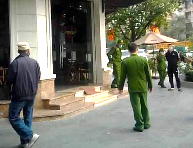 Người dân bỏ chạy tán loạn sau tiếng súng nổ trong quán cà phê - Ảnh 2.