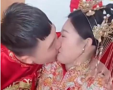 Chú rể cố tình hôn môi phù dâu trước mặt bao người, dân mạng tranh cãi gay gắt về phản ứng của cô dâu ngay bên cạnh - Ảnh 7.