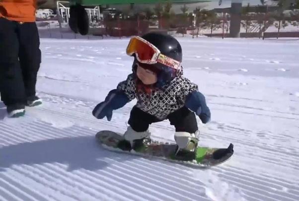 Kinh ngạc khả năng trượt tuyết tuyệt vời của cô bé 11 tháng tuổi - Ảnh 1.