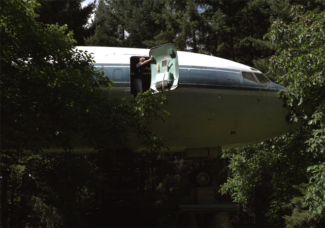 Người đàn ông mua lại chiếc máy bay bị bỏ hoang, sống một mình trong cabin rộng 91m2 suốt 21 năm: “Đây mới đích thực là ngôi nhà cổ tích” - Ảnh 38.
