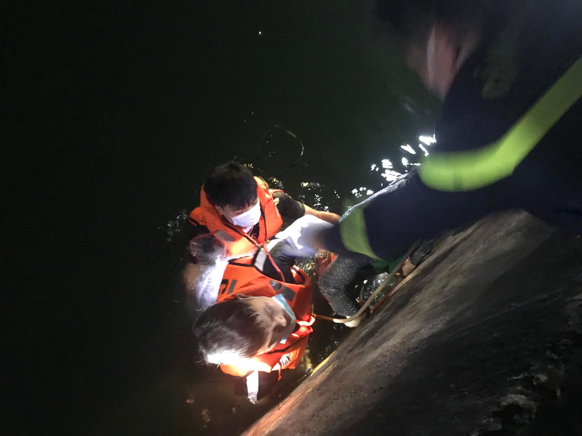 Phát hiện thi thể người đàn ông dưới giếng cổ của làng - Ảnh 1. Phát hiện thi thể người đàn ông dưới giếng cổ của làng - Ảnh 1.
