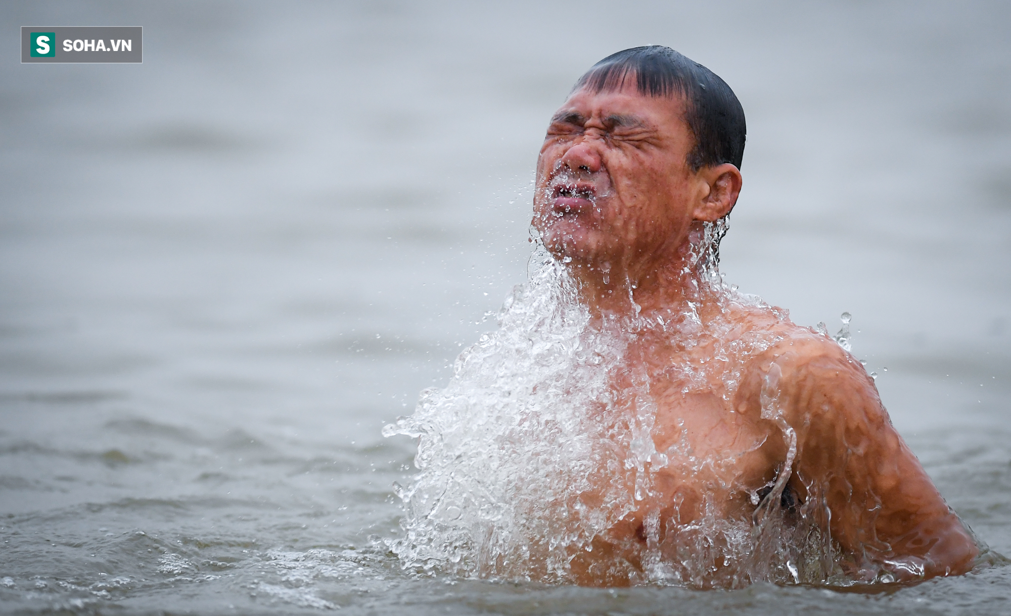 Nhiều người khoả thân lao xuống sông Hồng trong cái lạnh 15 độ C - Ảnh 5.