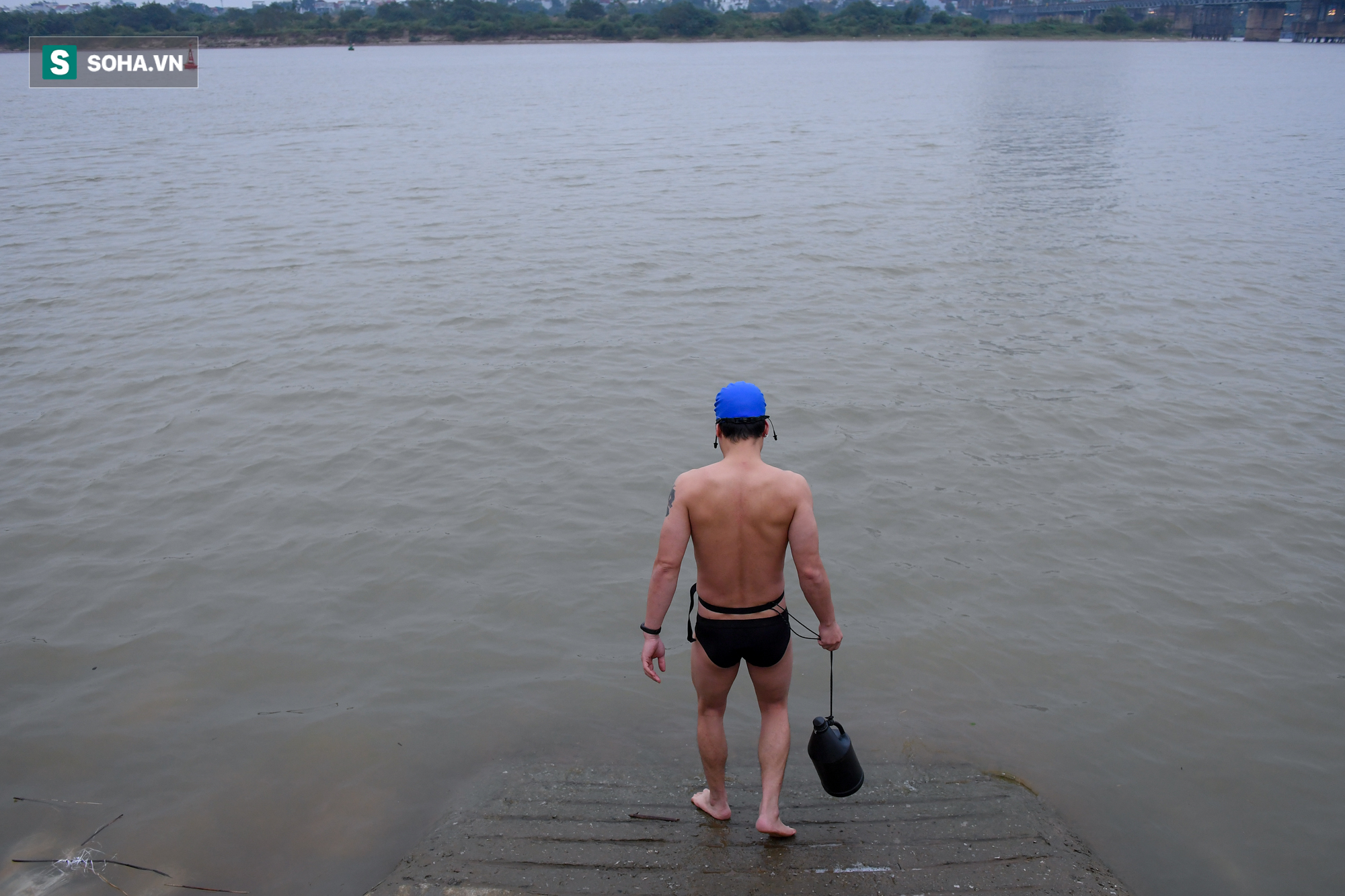 Nhiều người khoả thân lao xuống sông Hồng trong cái lạnh 15 độ C - Ảnh 6.