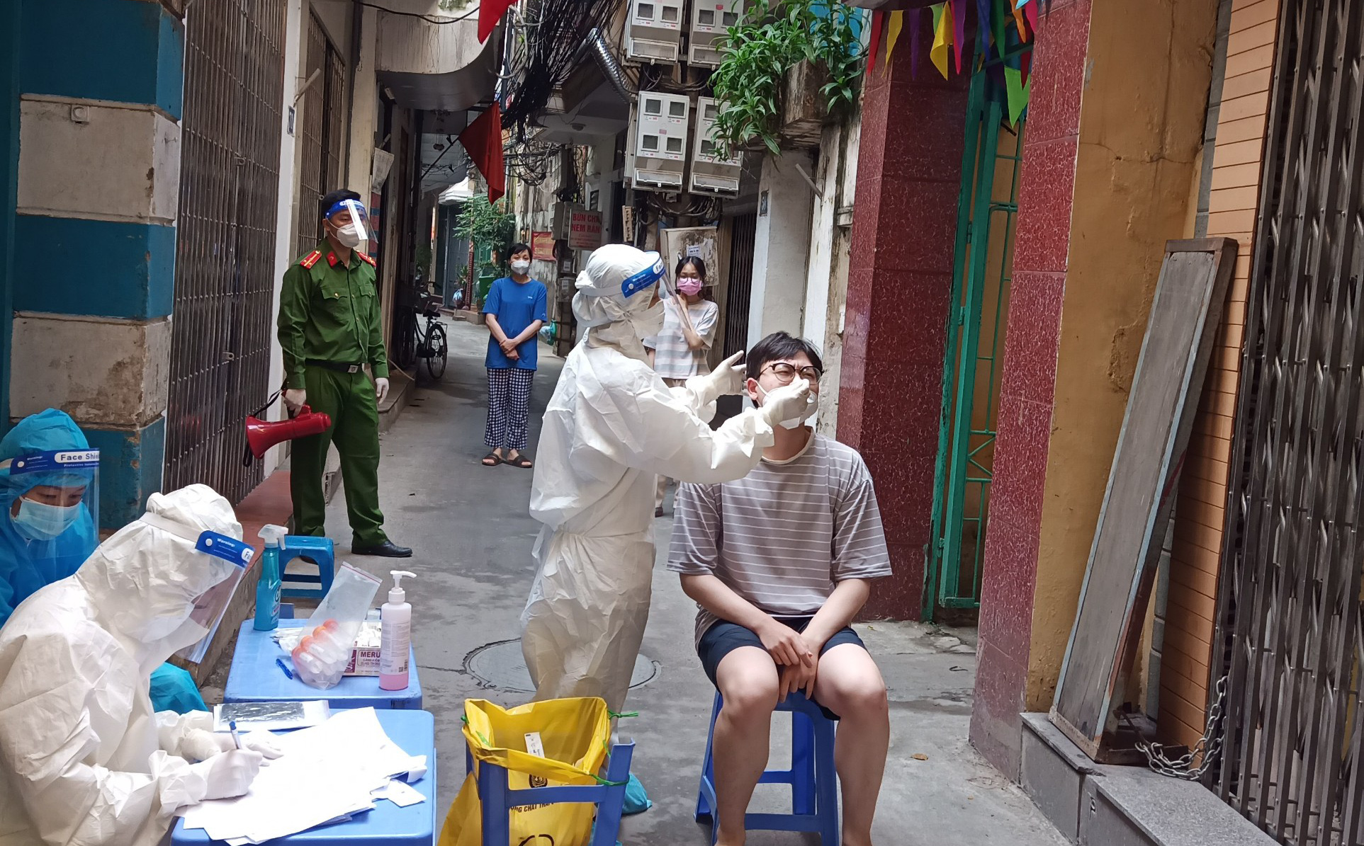Dân vùng phong tỏa ở Hà Nội lo bị lây chéo khi đi xét nghiệm COVID-19: Chuyên gia nói gì?