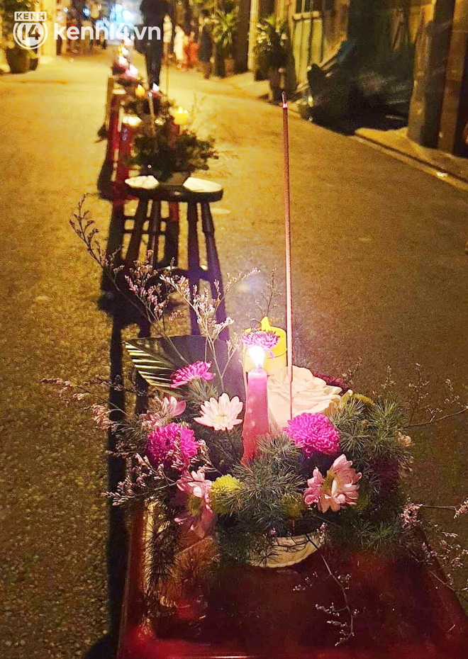 Đằng sau bức ảnh hàng ghế với hoa và đèn tưởng niệm xếp dọc con hẻm nhỏ Sài Gòn: Nơi tôi ở, có ba mẹ tôi đã nằm xuống vì Covid-19… - Ảnh 2.