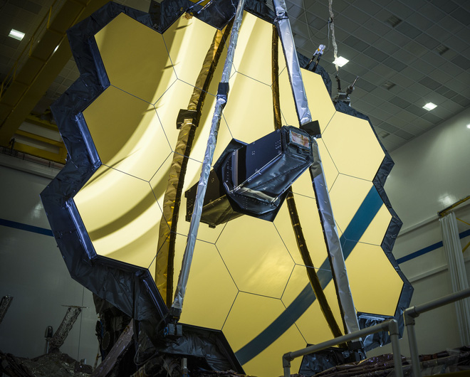 Tai nạn trong lắp đặt kính James Webb khiến NASA phải dời ngày phóng - Ảnh 1.