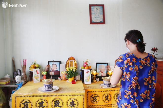 Đằng sau bức ảnh hàng ghế với hoa và đèn tưởng niệm xếp dọc con hẻm nhỏ Sài Gòn: Nơi tôi ở, có ba mẹ tôi đã nằm xuống vì Covid-19… - Ảnh 4.