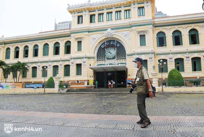 Cụ ông chụp ảnh dạo ở Bưu điện TP mòn mỏi đợi khách và câu chuyện ấm áp tình người giữa đại dịch Covid-19 - Ảnh 7.