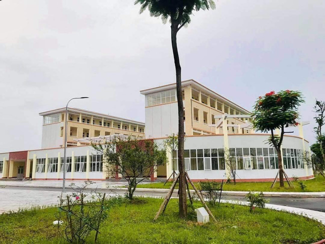Một trường THPT ở tỉnh đang khiến học sinh nở mũi tự hào: Ngôi trường 240 tỷ rộng như resort, phụ huynh đi họp đỗ ô tô kín sân - Ảnh 10.