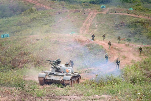 Cận cảnh diễn tập mật danh DT2-21 của sư đoàn bộ binh chủ lực Việt Nam - Ảnh 1.
