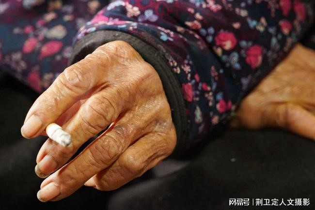 Cụ bà 107 tuổi hàng ngày uống rượu, hút thuốc: Vẫn minh mẫn, cả đời không đi viện bao giờ - Ảnh 4.
