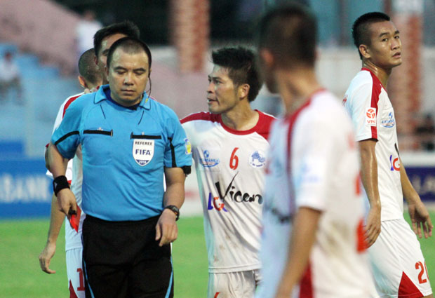 Trọng tài Việt Nam bị tấn công & màn ăn cắp trứng gà gây tranh cãi trong lịch sử AFF Cup - Ảnh 3. Trọng tài Việt Nam bị tấn công & màn ăn cắp trứng gà gây tranh cãi trong lịch sử AFF Cup - Ảnh 3.