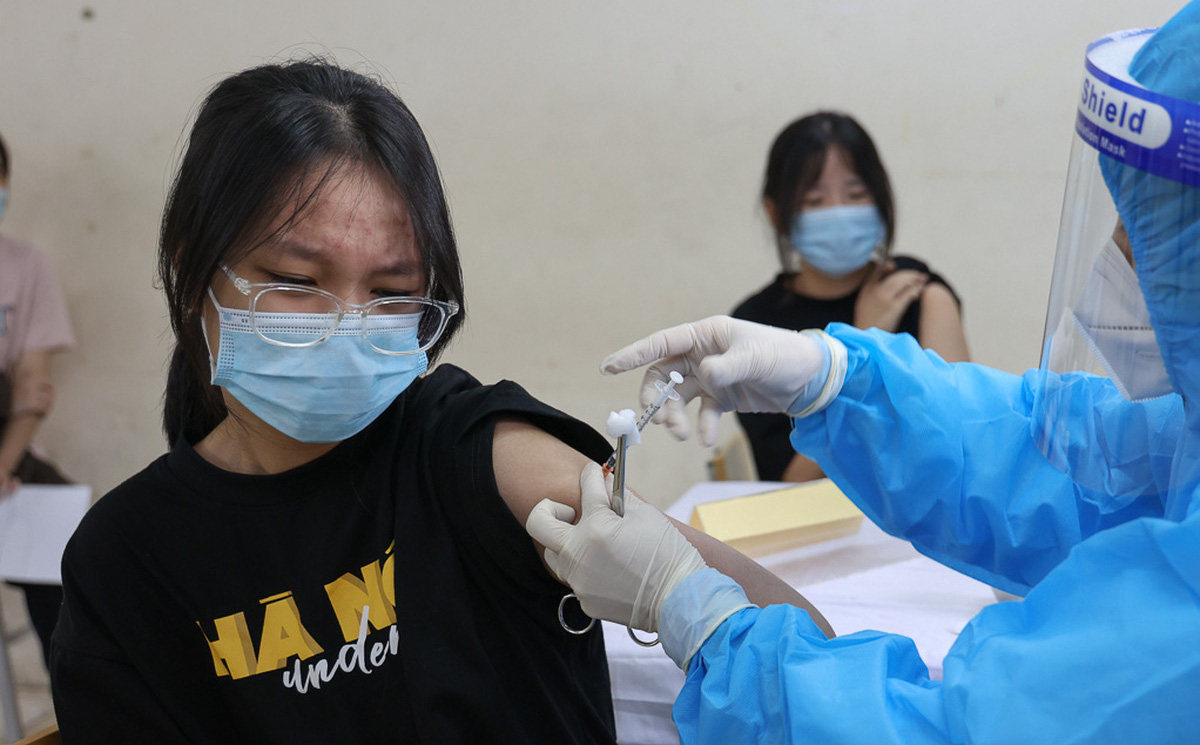Hà Nội: Học sinh lớp 12 mắc Covid-19, từng đến tiêm vắc xin tại trường