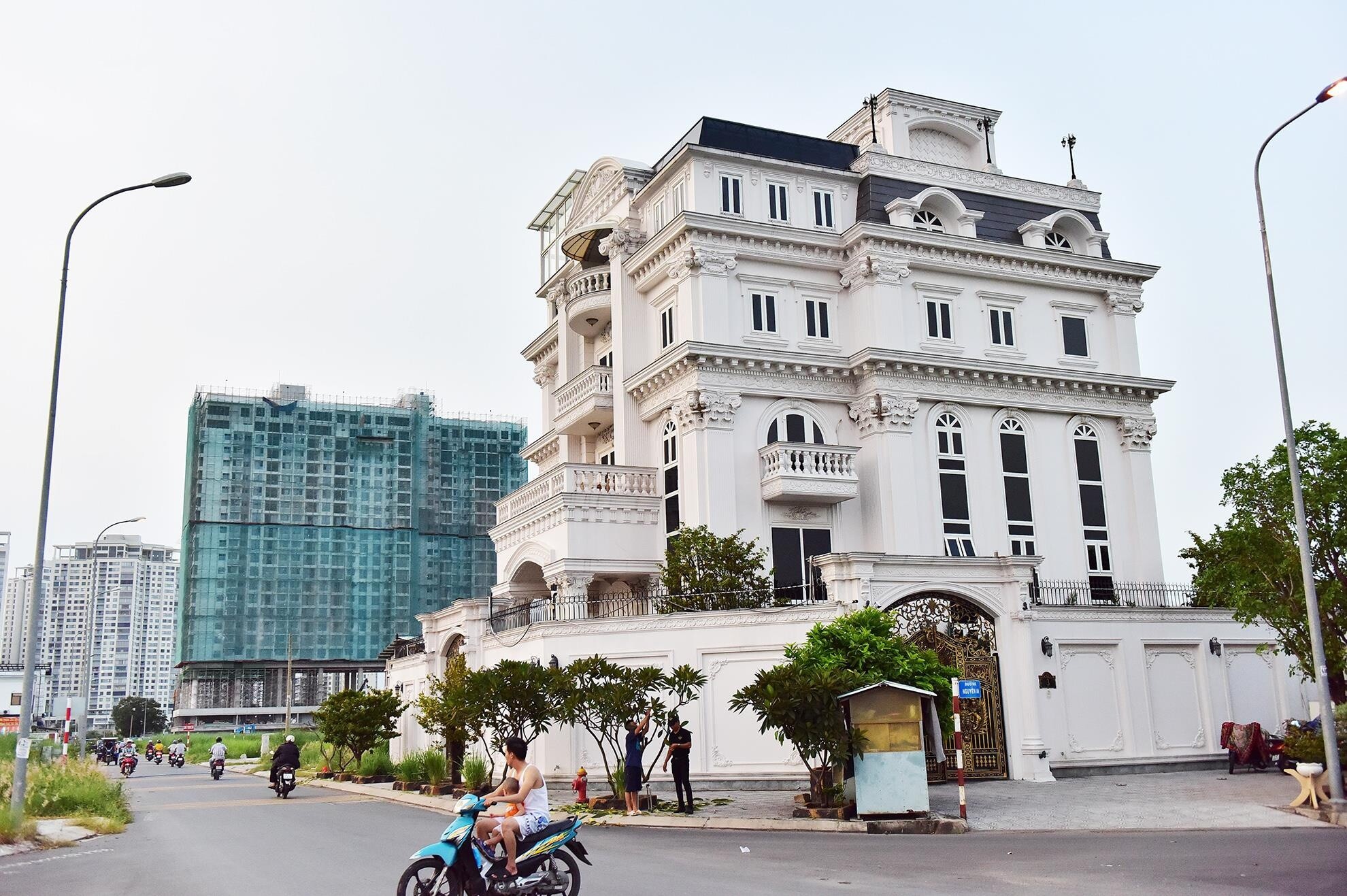 Lệ Quyên, Lý Nhã Kỳ khoe dát vàng bạch dinh, nể nhất cung điện trăm tỷ của một nàng Hậu - Ảnh 5.