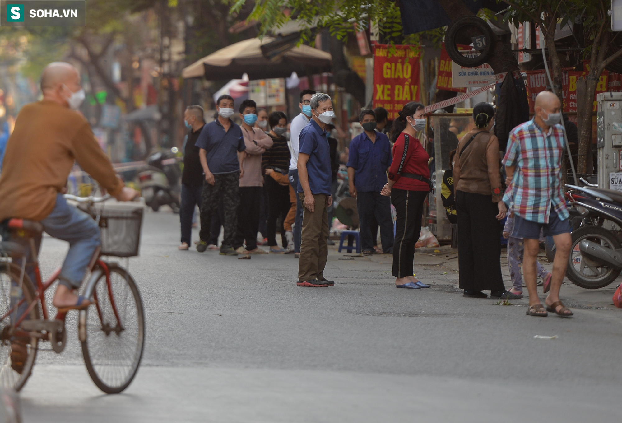 Hà Nội: Rào chắn một phần đường La Thành, lấy mẫu xét nghiệm Covid-19 cho người dân - Ảnh 5.