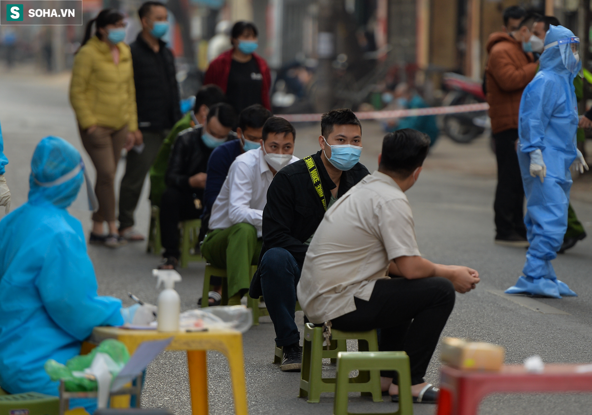 Hà Nội: Rào chắn một phần đường La Thành, lấy mẫu xét nghiệm Covid-19 cho người dân - Ảnh 7.