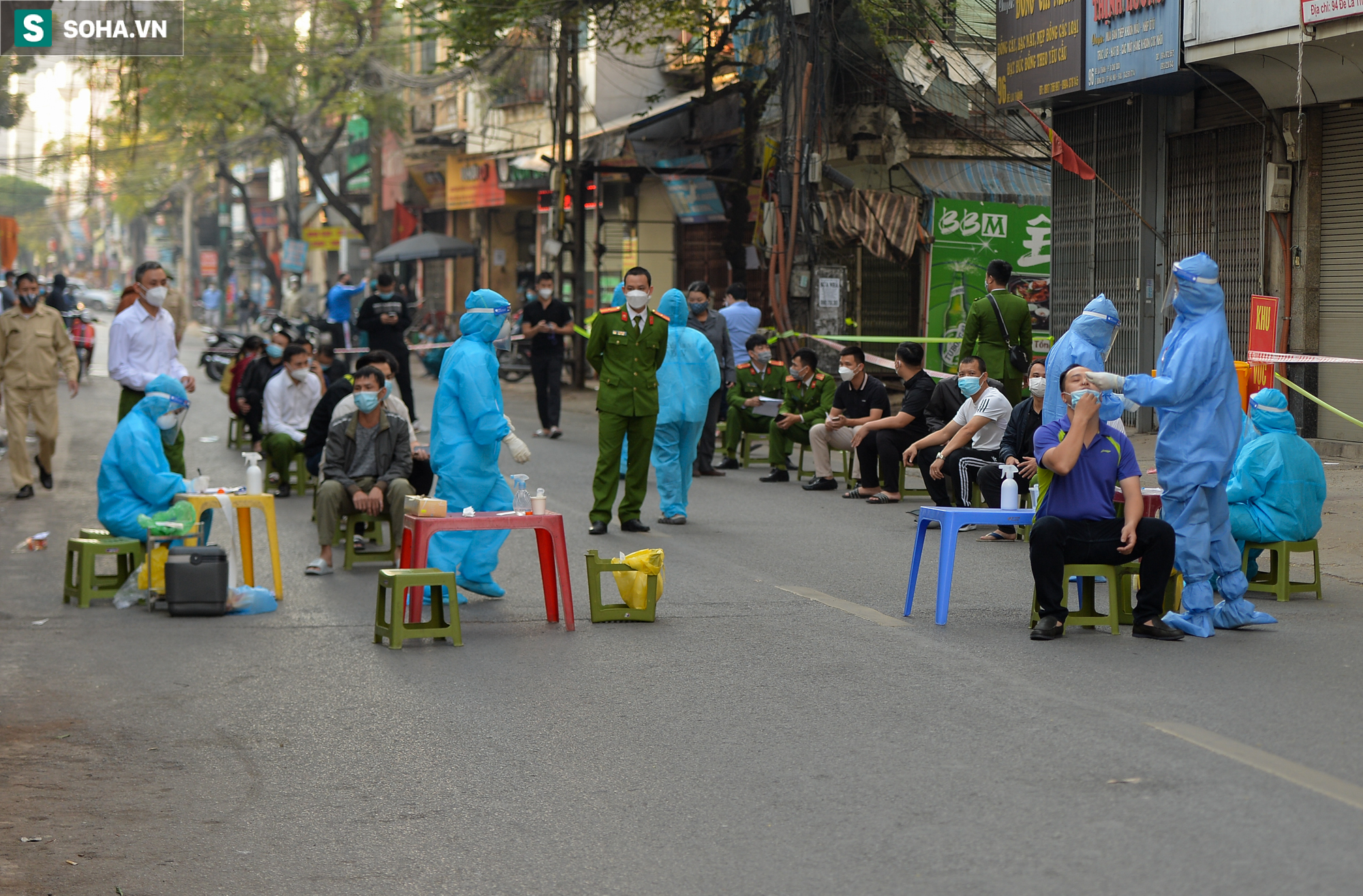 Hà Nội: Rào chắn một phần đường La Thành, lấy mẫu xét nghiệm Covid-19 cho người dân - Ảnh 6.