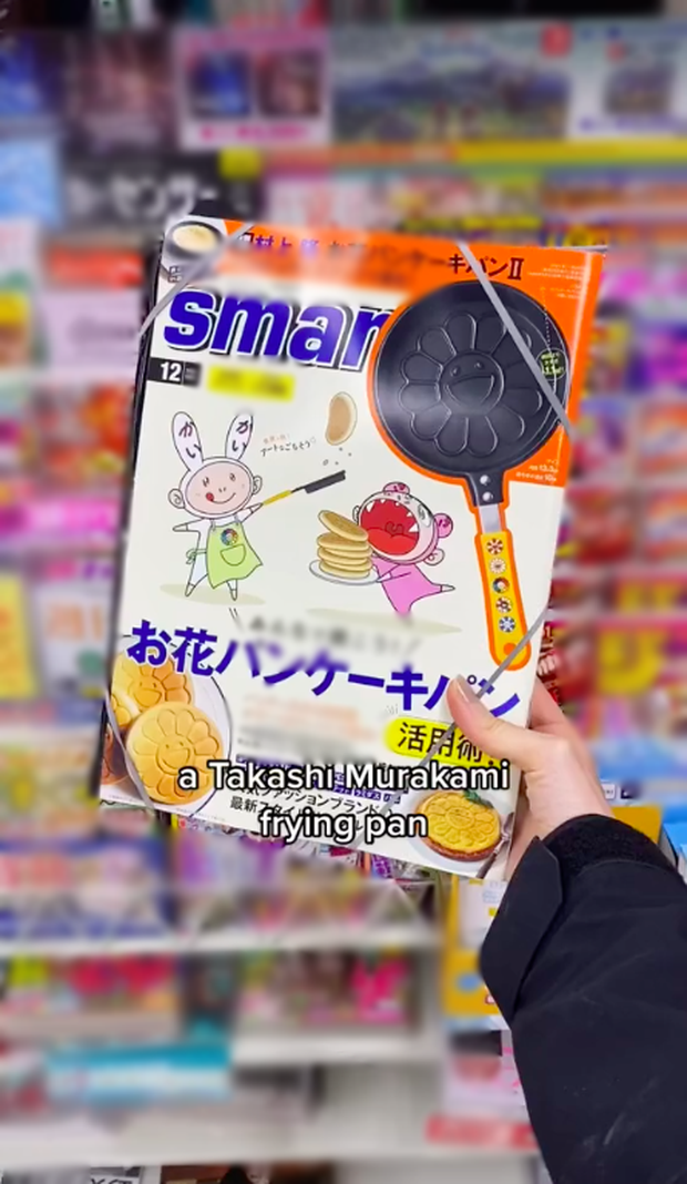 Gái Tây sốc vì mua tạp chí ở “hành tinh” Nhật Bản được tặng kèm… chảo rán, đem về thử công dụng mới thấy trầm trồ - Ảnh 2.