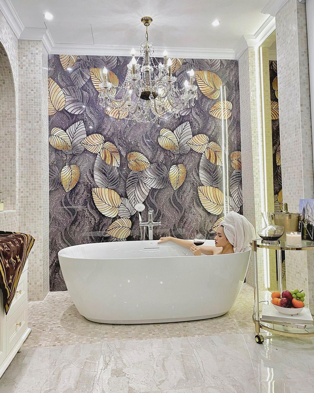 Phòng tắm nhà người nổi tiếng sang chảnh cỡ nào: Hương Giang chuộng thiết kế hoàng gia, Quỳnh Anh Shyn phối màu với cảm hứng từ Hy Lạp - Ảnh 1.