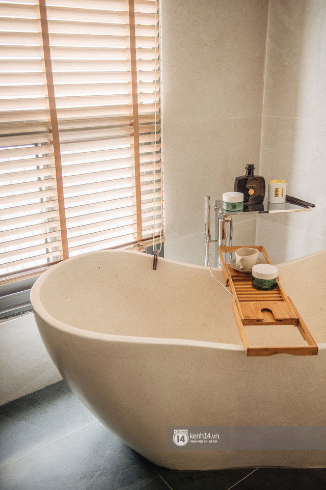 Phòng tắm nhà người nổi tiếng sang chảnh cỡ nào: Hương Giang chuộng thiết kế hoàng gia, Quỳnh Anh Shyn phối màu với cảm hứng từ Hy Lạp - Ảnh 5.