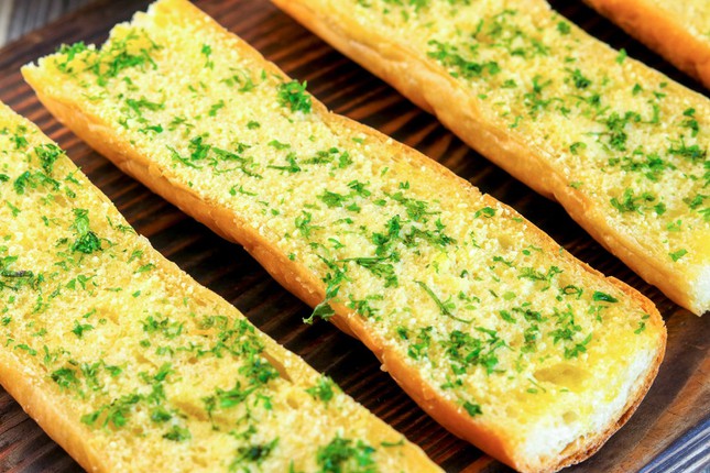 Học lỏm ngay công thức tự làm bánh mì bơ tỏi phô mai Hàn Quốc đang hot xình xịch - Ảnh 1.