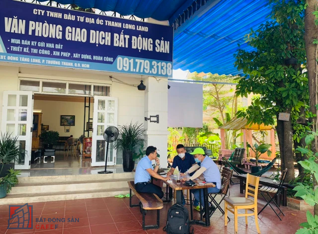 Môi giới Sài Gòn “quên ăn” dẫn khách đi xem đất - Ảnh 2.