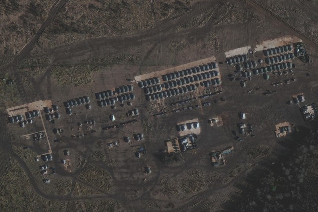 Báo Mỹ tung loạt ảnh vệ tinh tố Nga điều quân đến sát biên giới Ukraine - Ảnh 1.