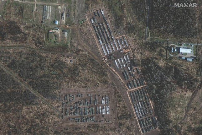 Báo Mỹ tung loạt ảnh vệ tinh tố Nga điều quân đến sát biên giới Ukraine - Ảnh 2.