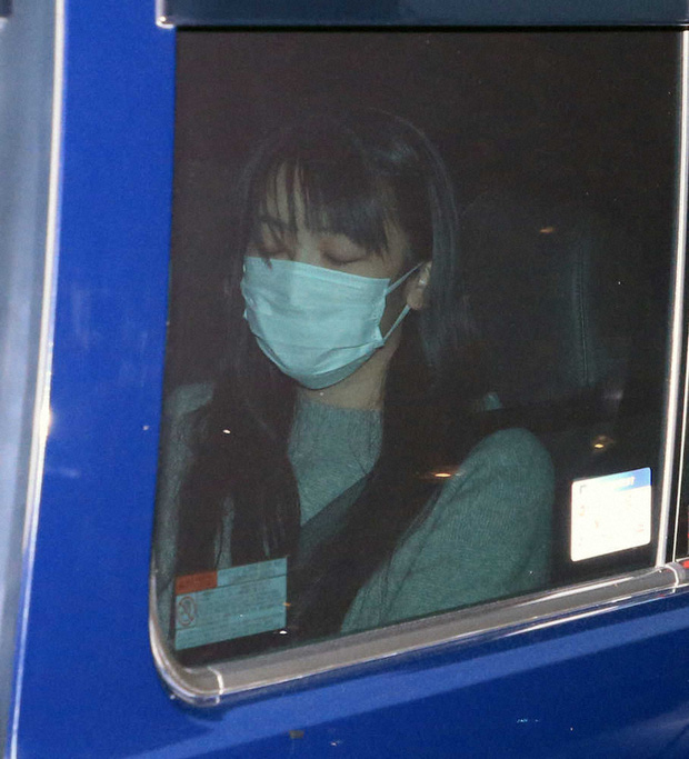 Cựu Công chúa Nhật bị bắt gặp một mình lặng lẽ về thăm bố mẹ, lộ rõ gương mặt mệt mỏi sau 1 tuần kết hôn sóng gió liên miên - Ảnh 3.