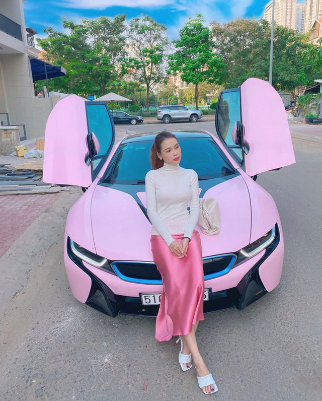 Soi dàn xe tiền tỷ của hot girl Sam: Toàn xe hạng sang, từ Mẹc S-Class đến BMW i8 màu nổi bật - Ảnh 7.