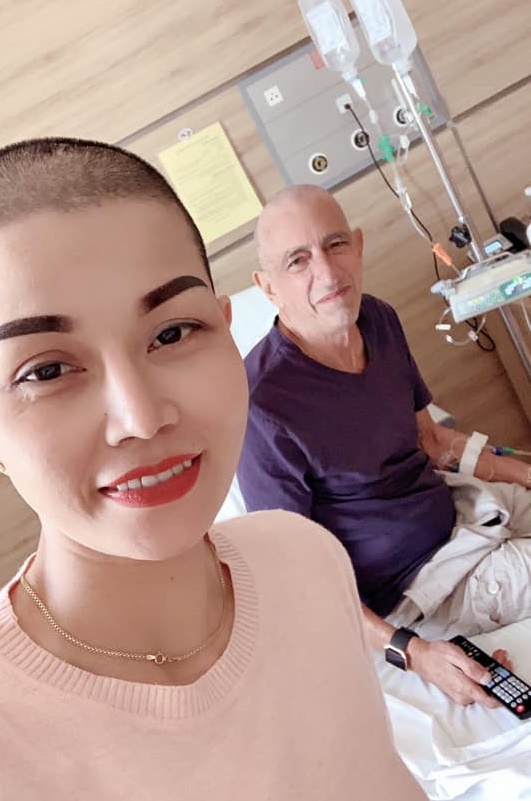 Cô gái Việt cạo đầu vì chồng Tây bị ung thư: Anh muốn được chết, để cho mình bớt khổ đau - Ảnh 2.