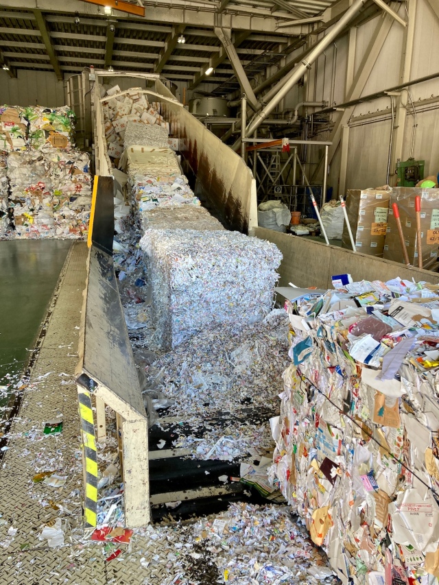 Bên trong nhà máy giấy vệ sinh Nhật Bản: Hoàn toàn tự động, tái chế đủ loại nguyên liệu, không cần tách kim loại đính kèm - Ảnh 4.