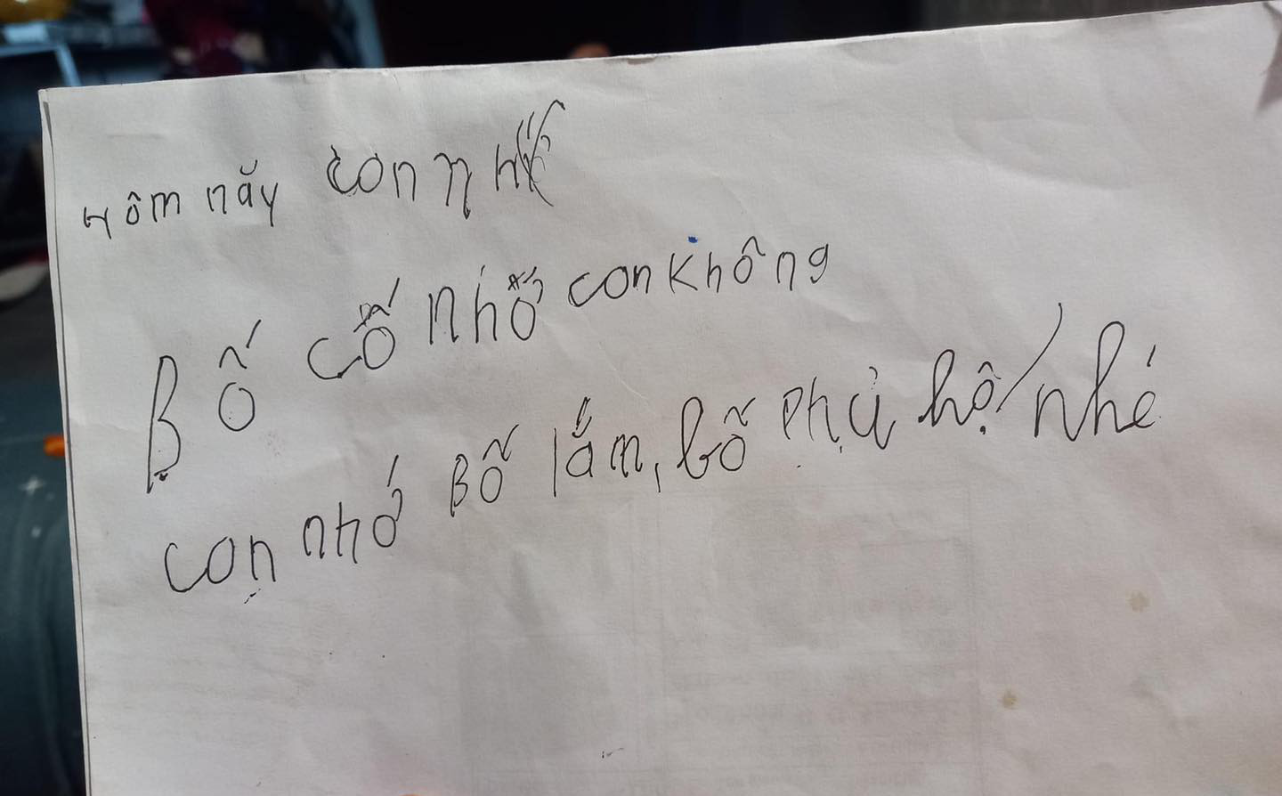 Dòng chữ nguệch ngoạc của đứa bé 6 tuổi gửi bố đã mất khiến ai nấy rơi nước mắt