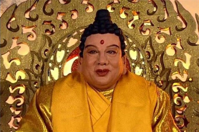 Phật Tổ Tây Du Ký 83 tuổi vẫn mặc áo cà sa đi diễn hội chợ, hình ảnh già nua gây xót xa - Ảnh 3.