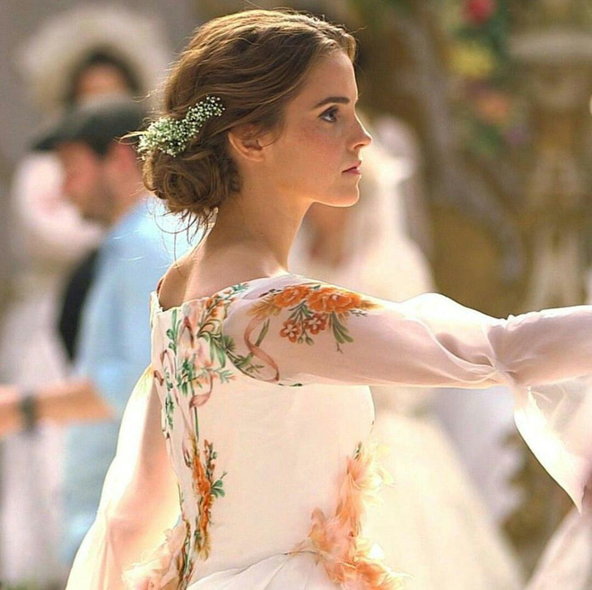 Nhan sắc dàn công chúa Disney: Emma Watson visual trồi sụt như tàu lượn, Elle Fanning và “Lọ Lem” Lily ngoài đời lại hở bạo ngộp thở - Ảnh 2.