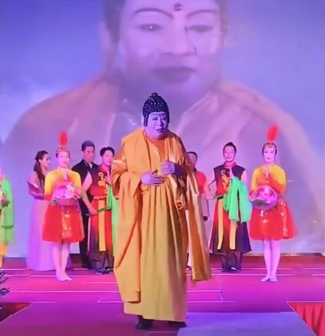 Phật Tổ Tây Du Ký 83 tuổi vẫn mặc áo cà sa đi diễn hội chợ, hình ảnh già nua gây xót xa - Ảnh 6.