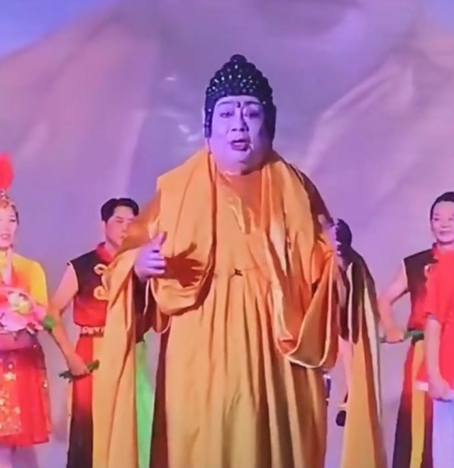 Phật Tổ Tây Du Ký 83 tuổi vẫn mặc áo cà sa đi diễn hội chợ, hình ảnh già nua gây xót xa - Ảnh 7.
