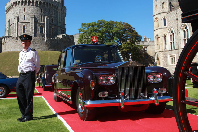 Nữ hoàng Anh khiến giới chơi xe nể phục: Rolls-Royce, Bentley có đủ - Ảnh 2.