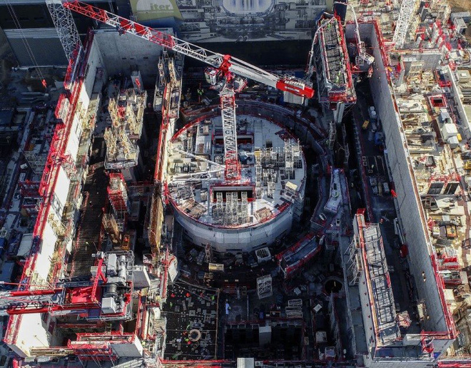 Nam châm của lò phản ứng nhiệt hạch ITER nhấc được cả tàu sân bay trăm ngàn tấn - Ảnh 1.
