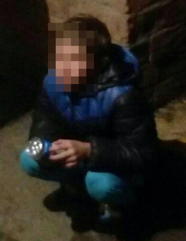 Con gái 6 tuổi xin đi chơi, người mẹ bàng hoàng khi thấy thi thể đứa trẻ trên đống đổ nát - Ảnh 3.