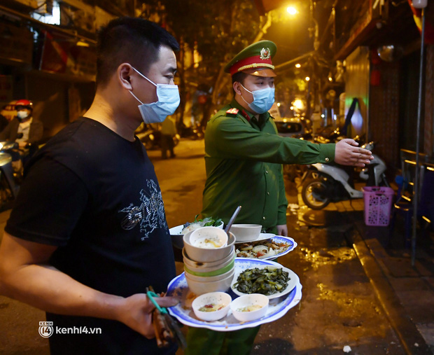 Người Hà Nội bắt đầu chủ quan dù dịch đang phức tạp: Vẫn tụ tập ăn uống vỉa hè sau 21h, công an ra quân nhắc nhở - Ảnh 4.