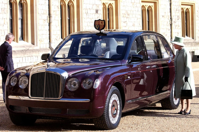 Nữ hoàng Anh khiến giới chơi xe nể phục: Rolls-Royce, Bentley có đủ - Ảnh 5.