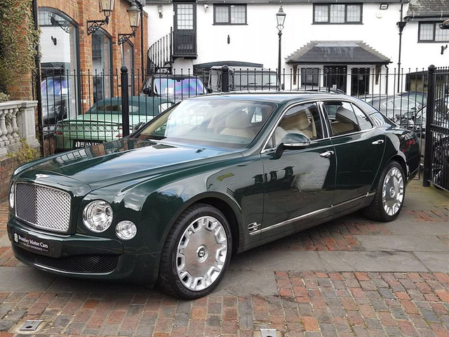Nữ hoàng Anh khiến giới chơi xe nể phục: Rolls-Royce, Bentley có đủ - Ảnh 6.