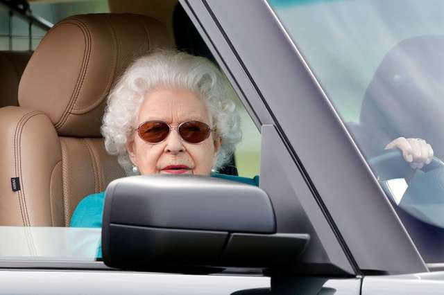 Nữ hoàng Anh khiến giới chơi xe nể phục: Rolls-Royce, Bentley có đủ - Ảnh 8.