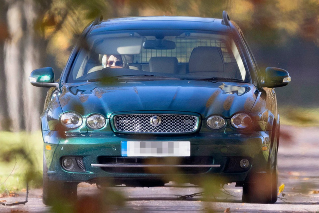 Nữ hoàng Anh khiến giới chơi xe nể phục: Rolls-Royce, Bentley có đủ - Ảnh 10.
