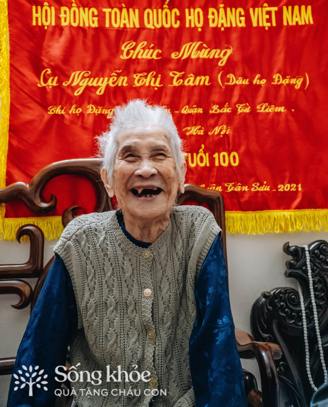 Gặp lại cụ bà 100 tuổi ở Hà Nội gây sốt bởi nhan sắc thời trẻ, tiết lộ bí quyết sống thọ với cháu con - Ảnh 2.