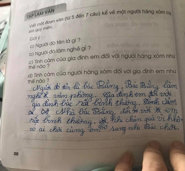 Bài tập làm văn yêu cầu tả người hàng xóm, học trò viết vài câu mà bố mẹ chỉ muốn giấu tiệt đi không để cho ai thấy - Ảnh 1.