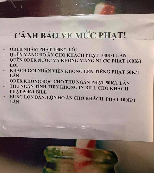 Tranh cãi chuyện quán ăn ra quy định phạt nhân viên gắt gao từng li từng tí: Khách gọi không thưa trừ 50k, order sai mất luôn 100k  - Ảnh 1.